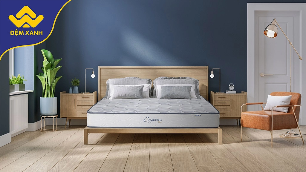 gia đình nằm thử đệm Liên Á trong showroom