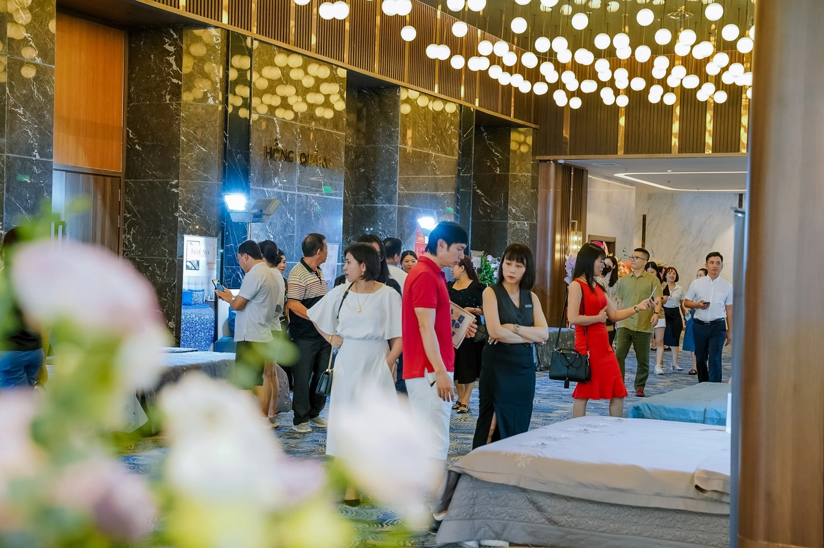 gia đình sử dụng chăn Hanvico trong phòng khách