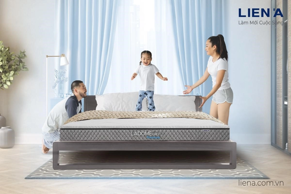 Gia đình trẻ dùng nệm Liên Á gấp 3