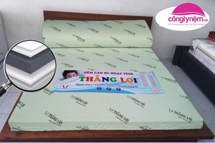Gia đình trẻ trải nghiệm nệm Thắng Lợi trong phòng ngủ