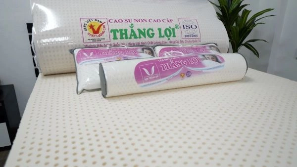 Hai chiếc nệm Thắng Lợi và American đặt cạnh nhau