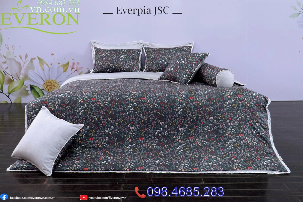 Khách chọn chăn hè Everon trong dịp sale