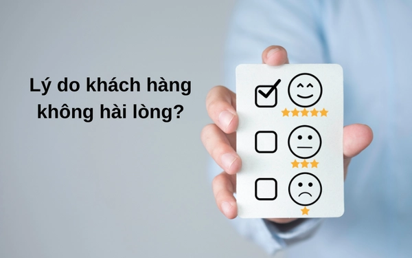 Khách hài lòng rời showroom sau khi chọn nệm