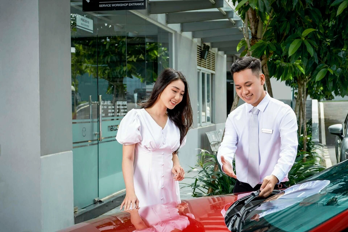 khách hàng hỏi đáp chuyên gia nệm Everon tại quầy