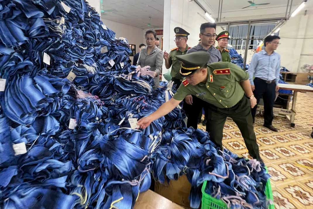 khách hàng kiểm tra nhãn sản phẩm đệm Tuấn Anh tại quầy