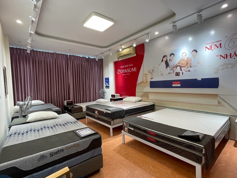 khách hàng nằm thử đệm Tempur tại showroom
