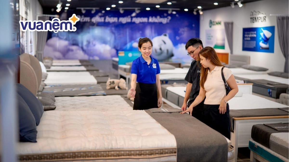 khách hàng nằm thử nệm Đông Á Gold tại showroom
