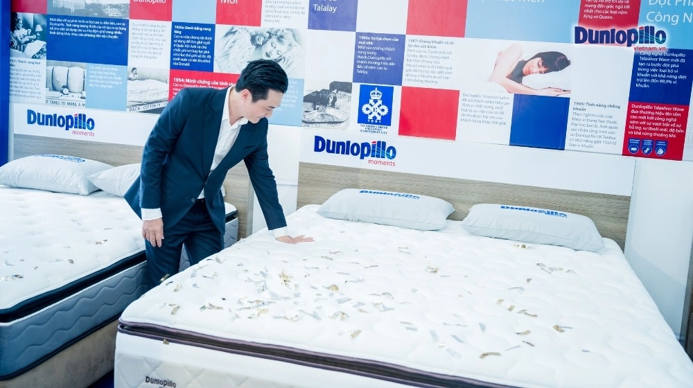 khách hàng nằm thử nệm Kim Đan tại showroom
