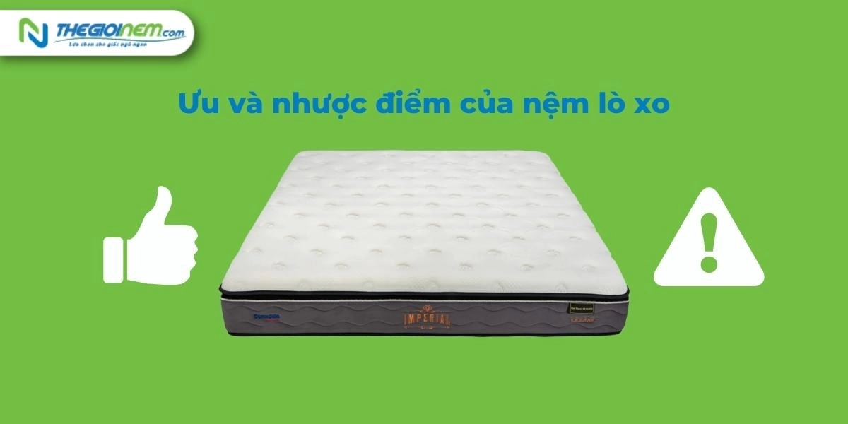 khách hàng nằm thử nệm lò xo và cao su nhiều tư thế