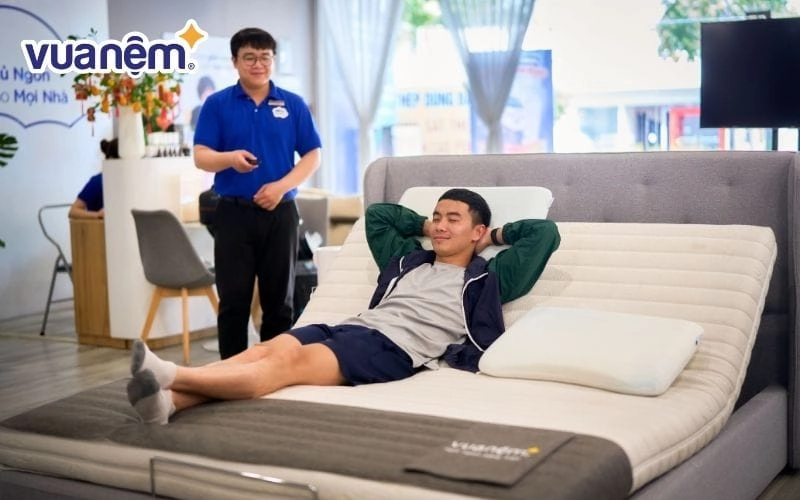 Khách hàng nằm thử nệm Thắng Lợi đủ tư thế