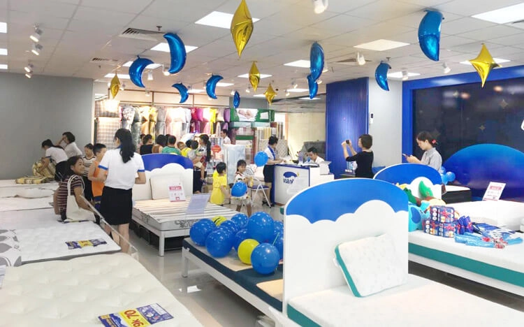 khách hàng ngửi thử nệm cao su Kymdan trong showroom