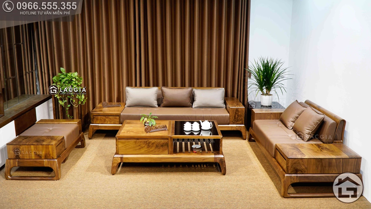 khách hàng so sánh mẫu đệm Tuấn Anh trên kệ showroom
