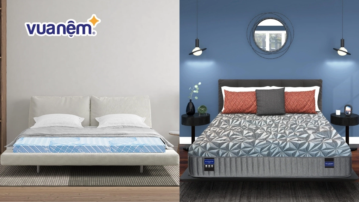 khách hàng so sánh Nệm Kim Cương Titanium trên điện thoại và showroom