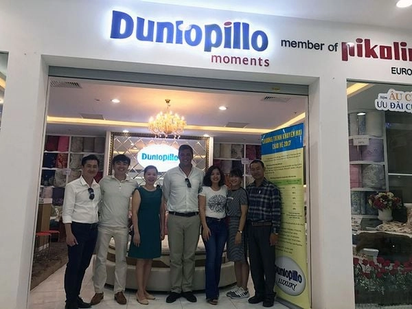 khách hàng thử nằm nệm Dunlopillo tại showroom