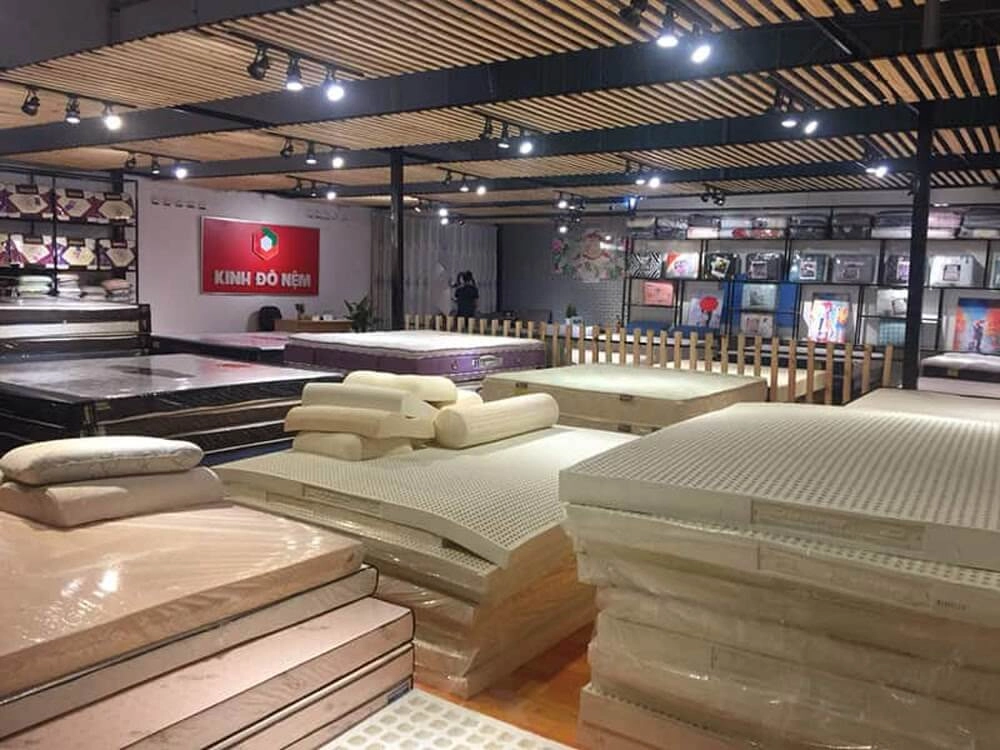 khách hàng thử nệm gấp 3 Vạn Thành tại showroom