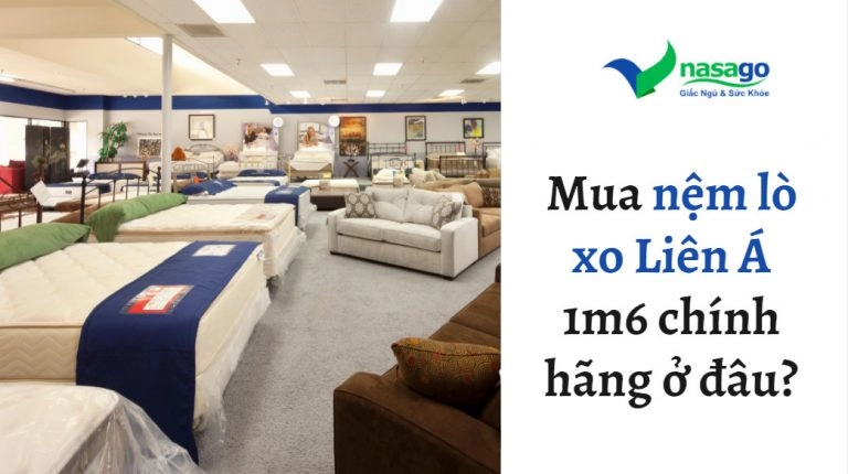 Khách hàng thử nệm lò xo Liên Á tại showroom