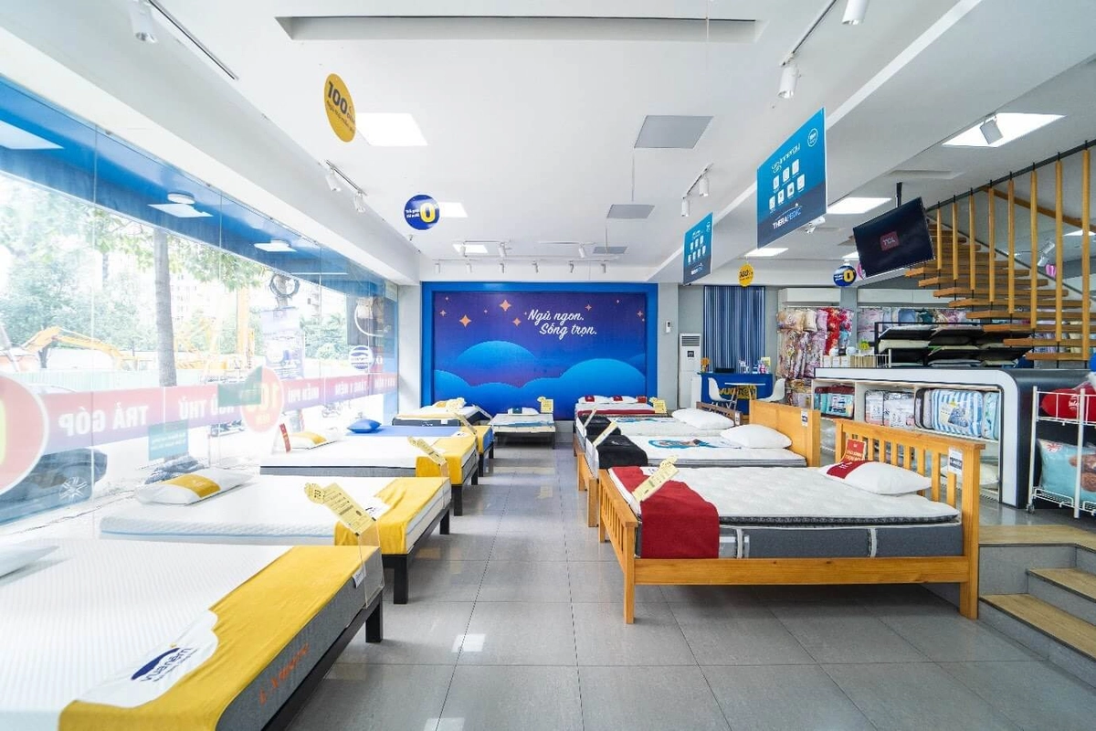khách hàng thử nệm Nệm Thuần Việt tại showroom