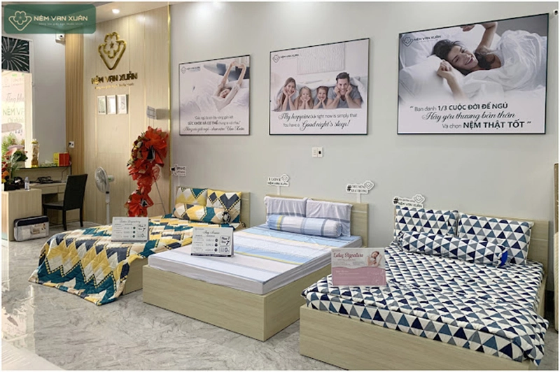 khách hàng thử nệm Purple và Beautyrest tại showroom