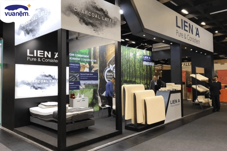 khách hàng thử nệm tại showroom Liên Á