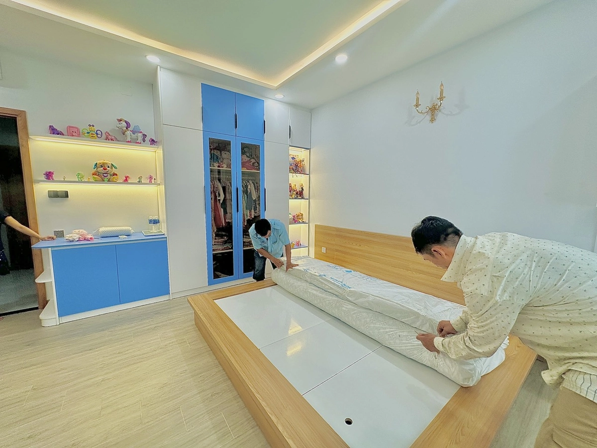 khách hàng trải nghiệm nệm Everon tại cửa hàng