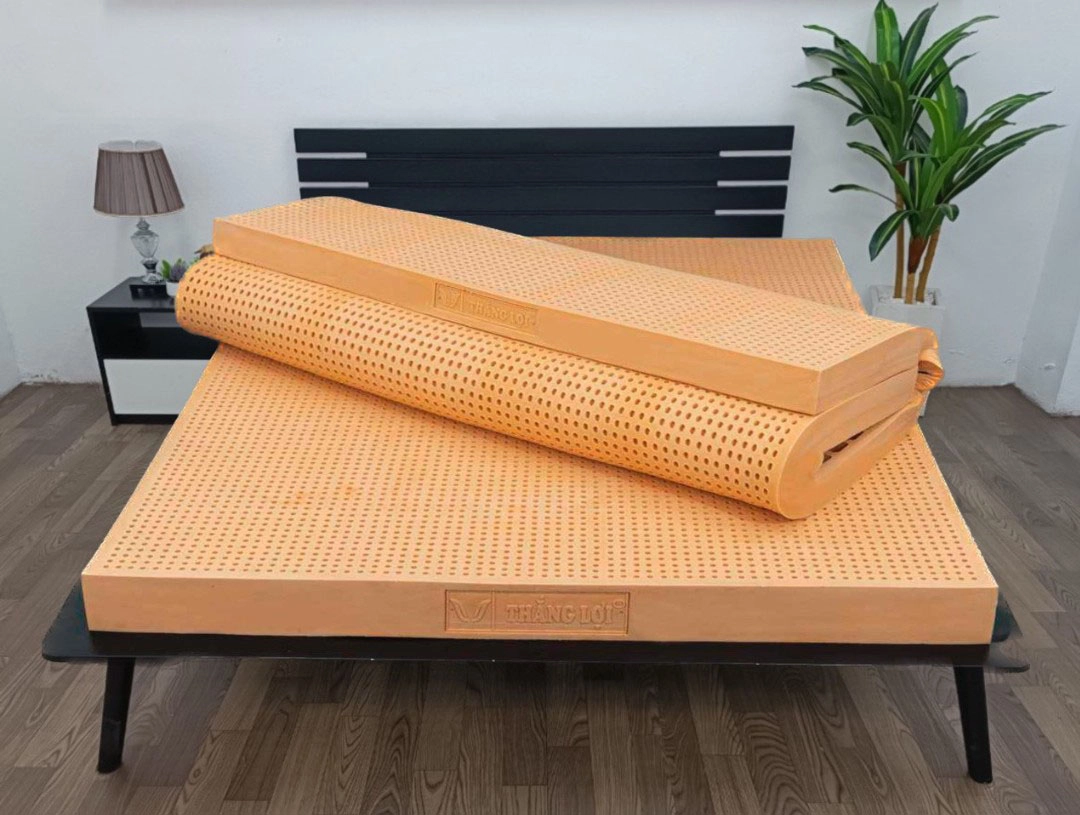 khách hàng trải nghiệm showroom Nệm Thắng Lợi