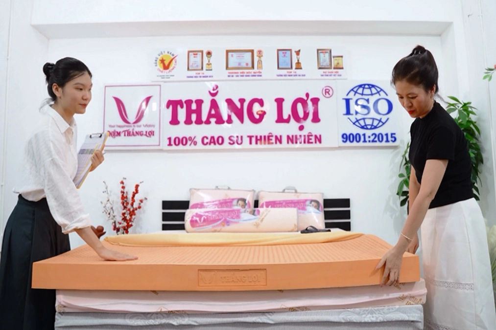 Khách hàng trải nghiệm thử nệm massage Rosi Thắng Lợi