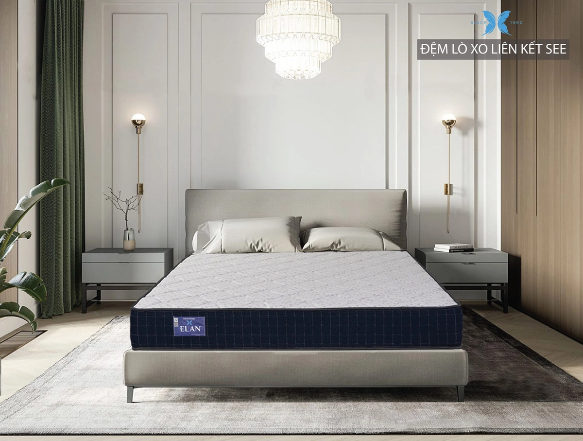 Khách trải nghiệm đệm Liên Á bông ép trong showroom