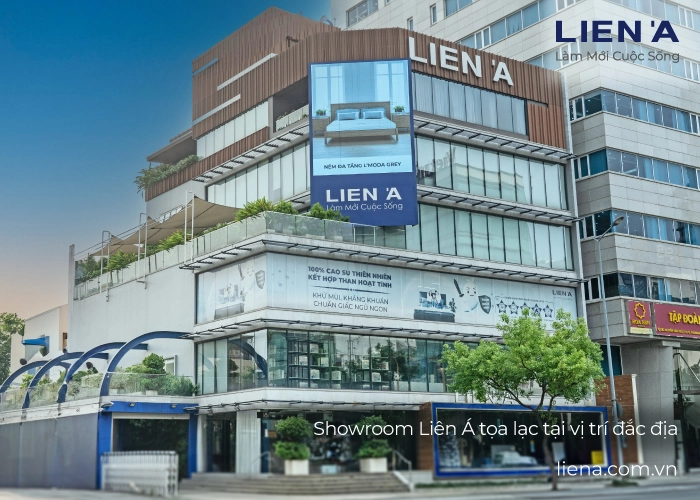 khách trải nghiệm nệm tại showroom Kymdan Liên Á