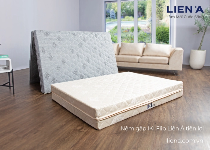 kiểm tra nệm gấp 3 tại cửa hàng Liên Á