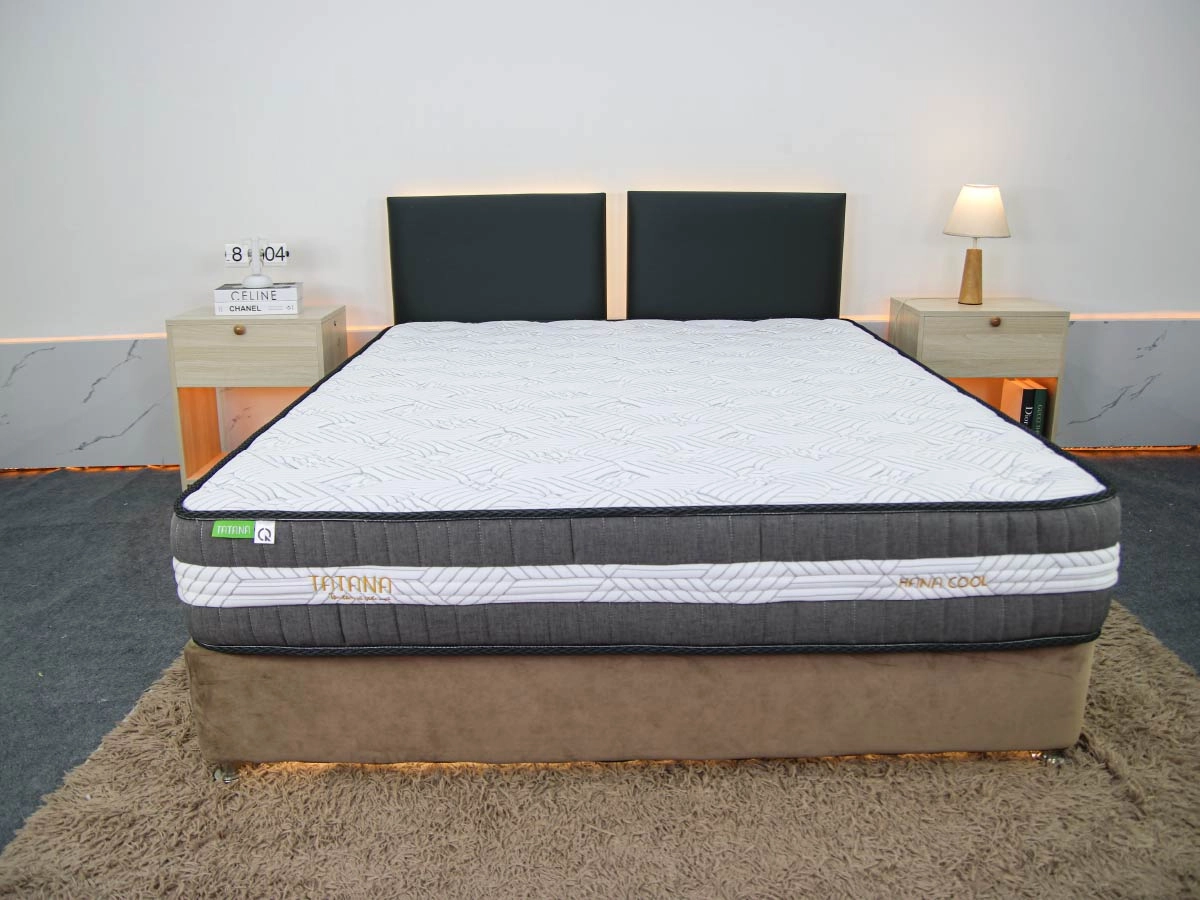 kỹ thuật viên kiểm tra độ lún nệm lò xo túi tại nhà