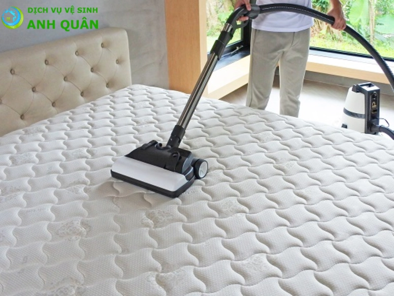 kỹ thuật viên vệ sinh nệm chuyên nghiệp tại nhà