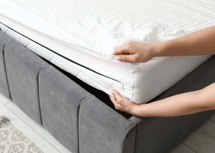 Lật xoay nệm định kỳ và dùng bảo vệ nệm