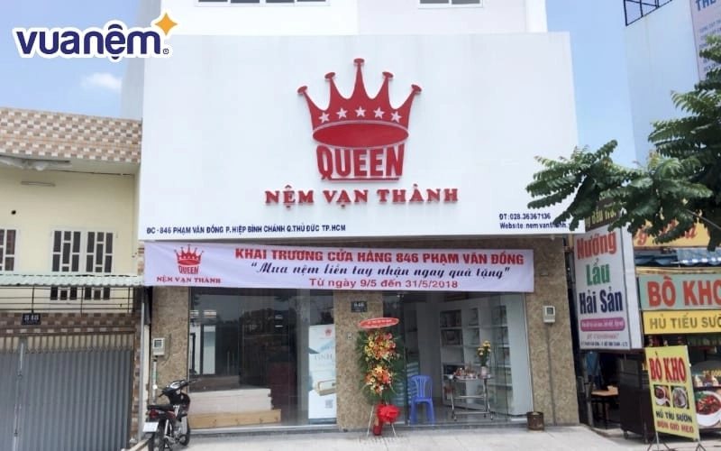 lựa chọn nệm tại showroom Vạn Thành Lợi