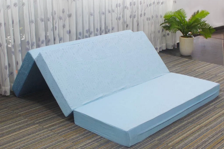 nệm bông ép cuộn nhập khẩu trong phòng ngủ nhỏ