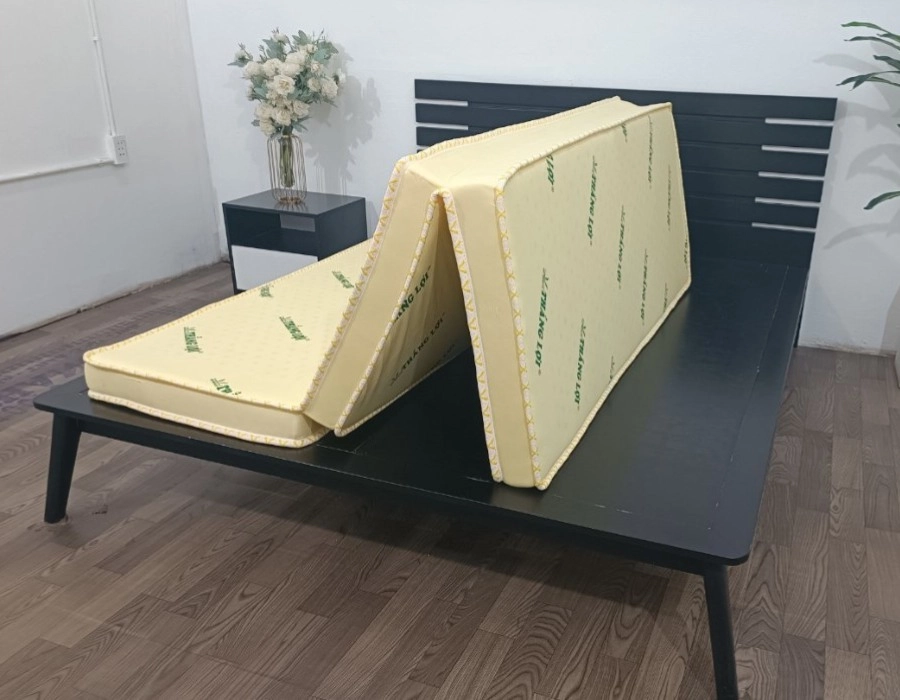 nệm gấp 3 160x200 bày trên giường gỗ