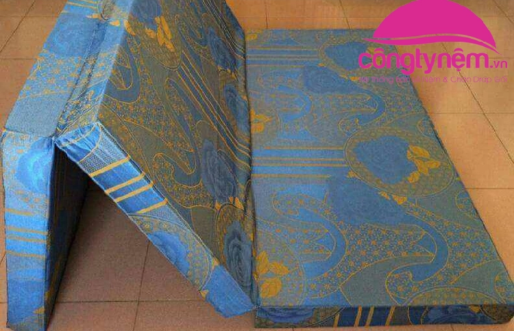 nệm gấp ba đặt gọn dưới bàn làm việc