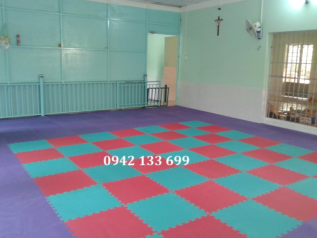 Nệm sàn cho bé có khung chống lăn