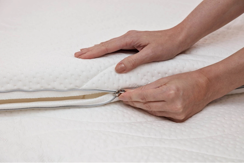 nệm Vinalatex đặt trên giường gỗ tối giản