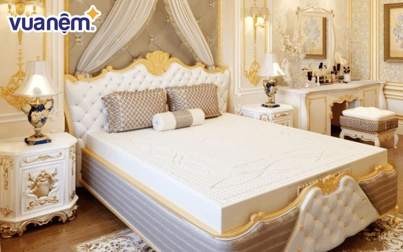 người dùng kiểm tra độ đàn hồi nệm kim cương