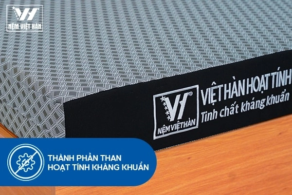 người dùng mở hộp nệm Hàn Việt Hải kiểm tra mùi