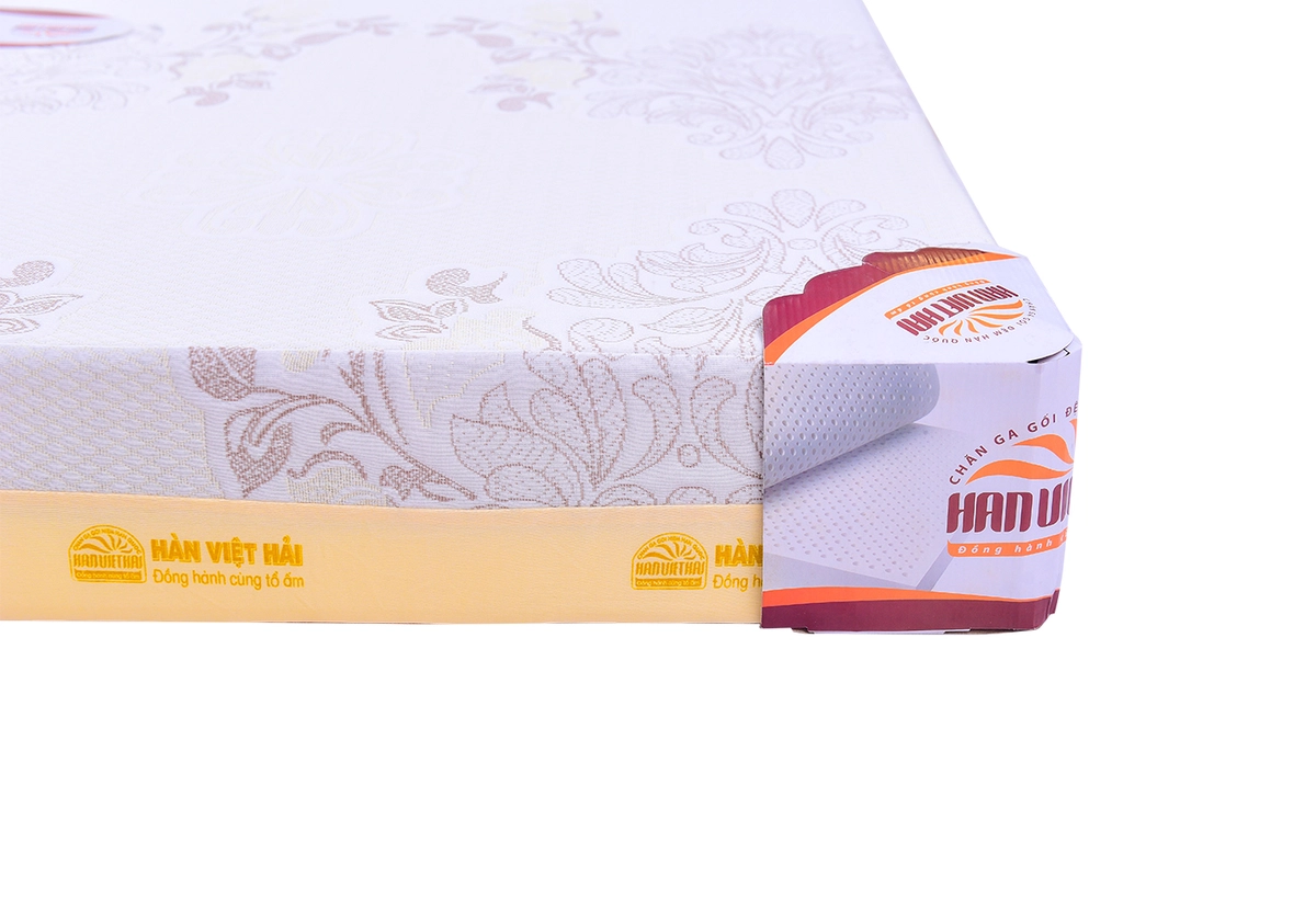 người dùng nằm thử nệm Hàn Việt Hải trong cửa hàng