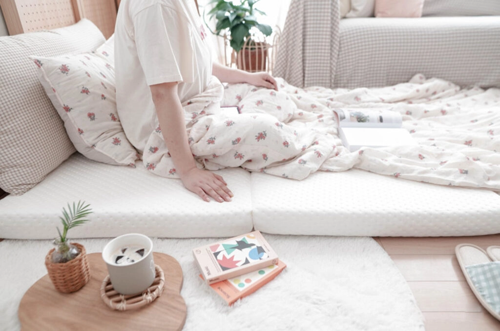 Người dùng nằm thử nhiều mẫu đệm Tuấn Anh