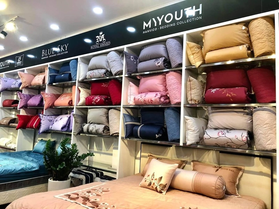 người dùng ôm chăn Hanvico trong phòng ngủ