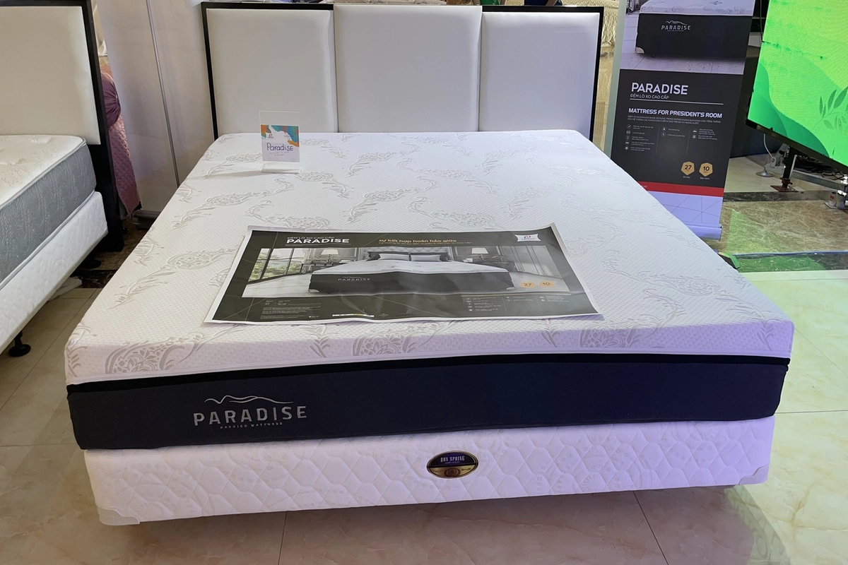 người dùng test nệm lò xo túi Hanvico tại showroom