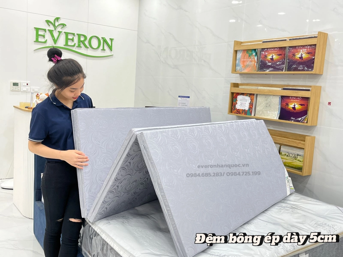 người dùng thử đệm Everon Artemis ở showroom Everon