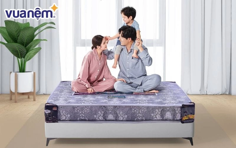 người dùng thử nệm Hàn Việt Hải theo tư thế ngủ