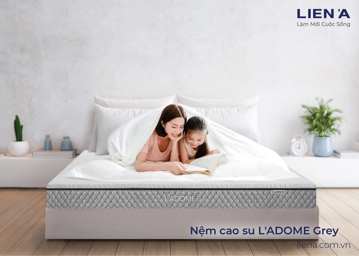 Người dùng trải nghiệm nệm foam và latex trong showroom