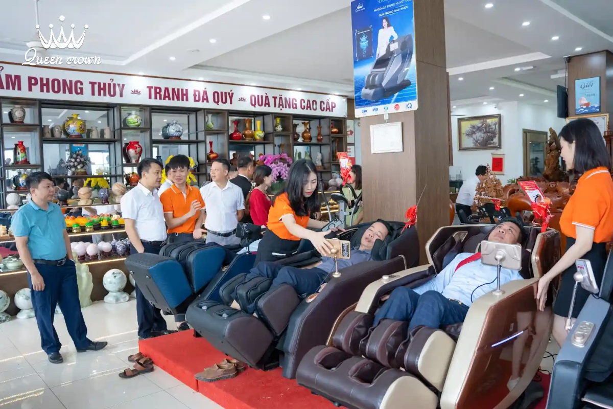 người dùng trải nghiệm nệm massage Vạn Thành Lợi tại nhà