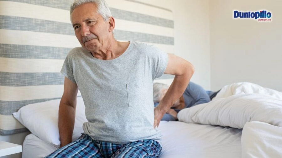 Người lớn tuổi nằm trên nệm trung bình cứng