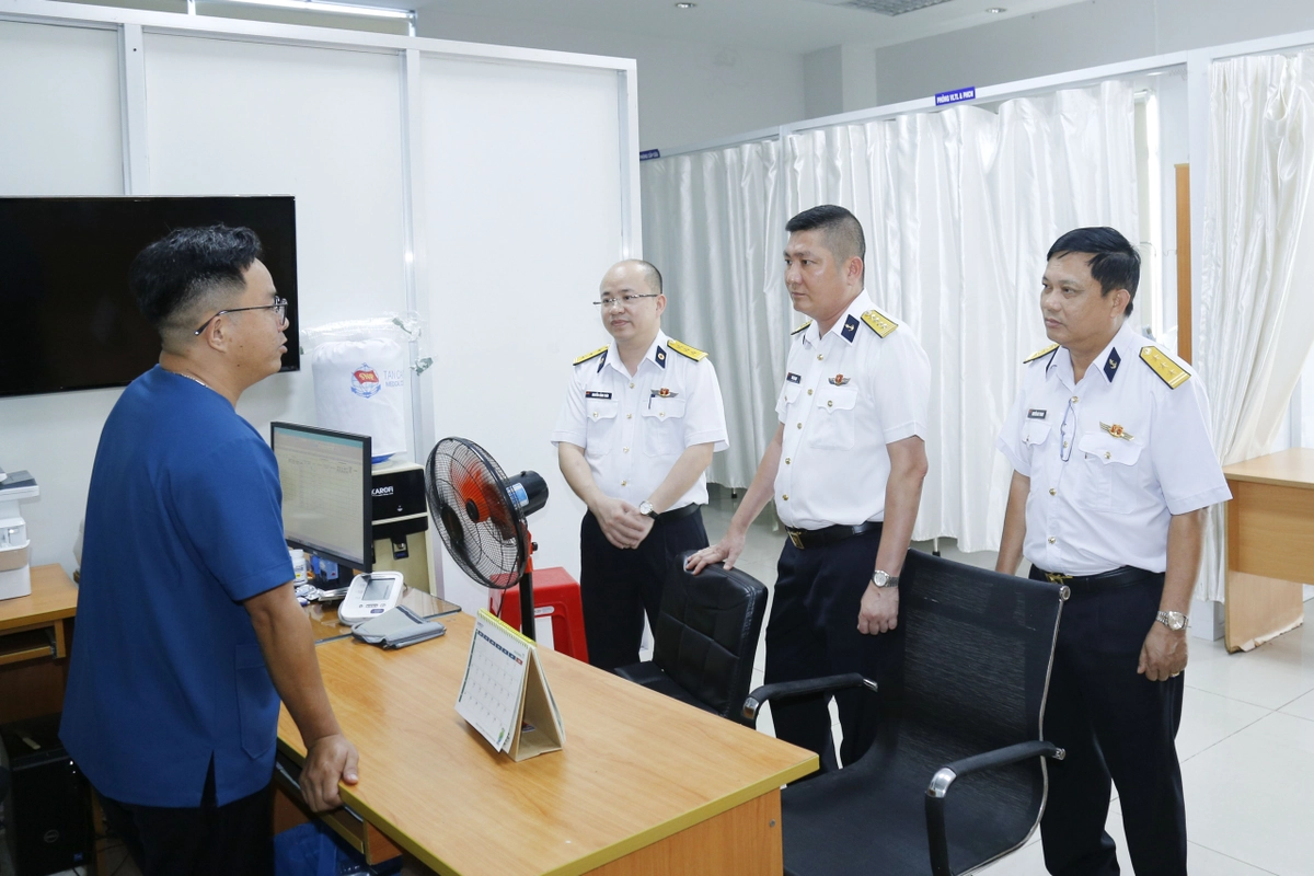 người mua kiểm tra mép nệm và độ lún